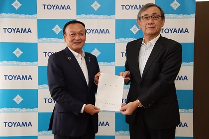 写真：富山市医師会から要望書を受け取る藤井市長