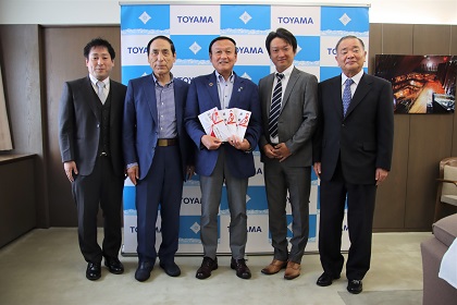 寄付目録を受け取る藤井市長