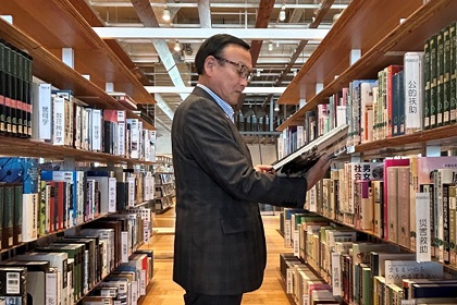 写真:図書館でケネディ大統領の本を閲覧する市長