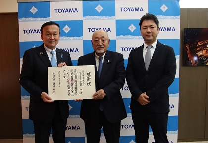 株式会社リョーシンから寄附を受け感謝状を贈呈する藤井市長