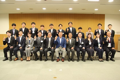 まちづくり政策提案研修を終えた研修生と藤井市長
