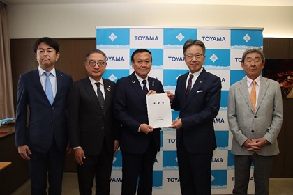 写真：富山商工会議所から要望書を受け取る藤井市長