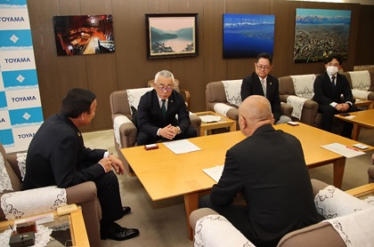 写真：富山GRNサンダーバーズの表敬訪問を受ける藤井市長