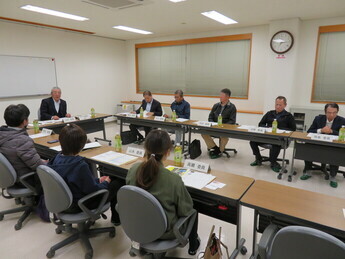 写真：古里小学校のあり方協議会の様子