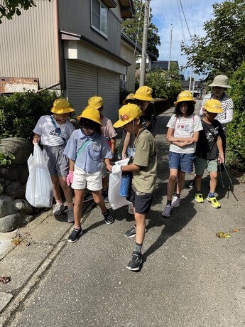 校区のごみ拾い