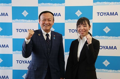 写真：電気工事技能競技全国大会入賞者の表敬訪問を受ける藤井市長