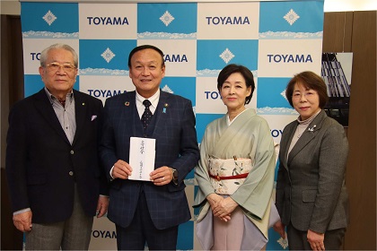 写真：能登半島地震からの復興に関する寄附金を受領する藤井市長