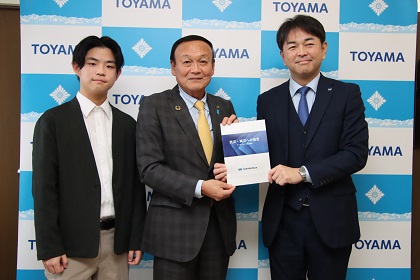 サクラパックス株式会社から防災・減災への提言書を受け取る藤井市長