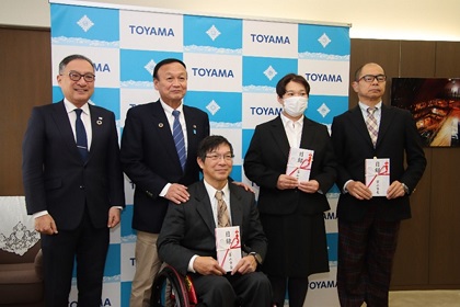 写真：全国障害者スポーツ大会における優勝選手の表敬訪問を受ける藤井市長