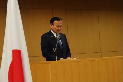 写真：執務納め式であいさつする藤井市長
