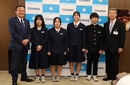 写真：奥田中学校吹奏楽部の生徒らと藤井市長