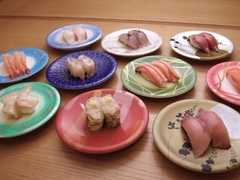 回転寿司の画像