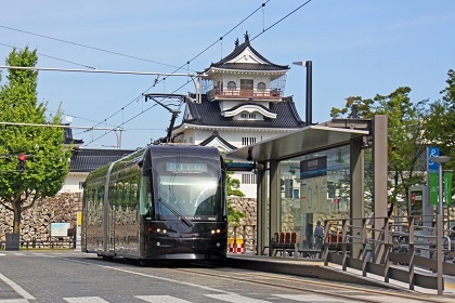 写真：市内の風景（富山城とセントラム）
