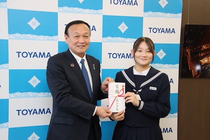 写真：第9回アジア冬季競技大会入賞選手の表敬訪問を受ける藤井市長