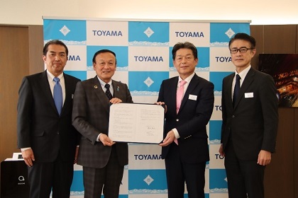 写真：市民の健康づくりに関する協定を締結する藤井市長