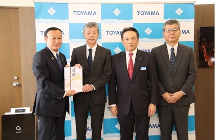 写真：とやまガス体エネルギー普及促進協議会から寄附を受ける藤井市長