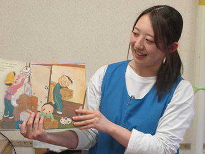 写真：保育士
