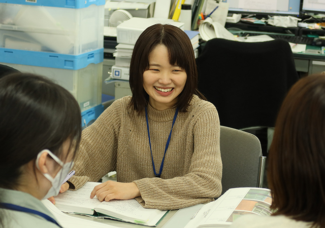 写真：打ち合わせをする職員