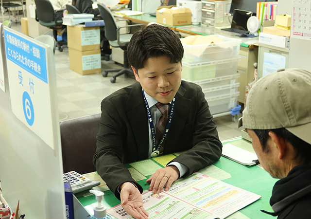 写真：窓口対応をする職員