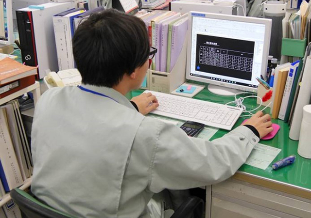 写真：パソコン作業をする職員