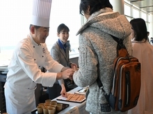 試食を提供する様子
