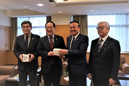 写真：大韓民国束草市長の表敬訪問を受ける藤井市長