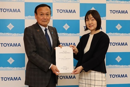 写真：令和6年度包括外部監査の結果報告を受ける藤井市長