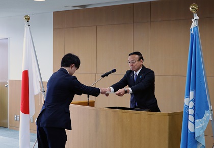 令和7年度新規採用職員辞令交付式で辞令を交付する藤井市長
