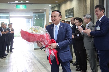 再選後、初登庁する藤井市長