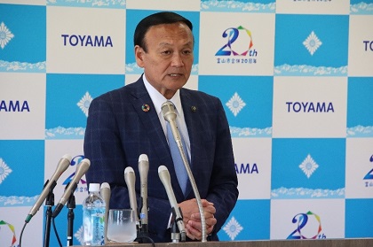 記者会見する藤井市長