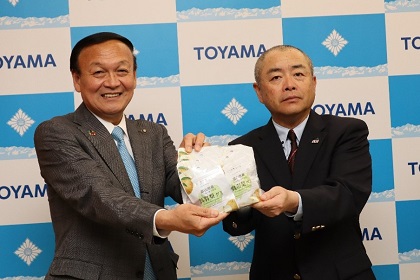 呉羽梨グミの完成報告を受ける藤井市長