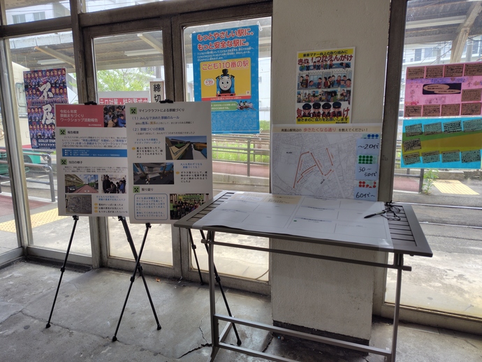 パネル展の様子（南富山駅舎）