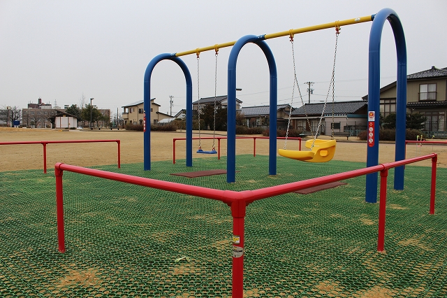 城川原公園　インクルーシブブランコ
