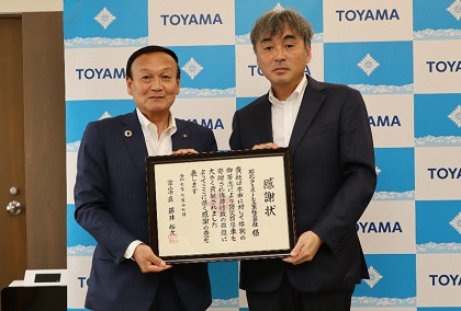 昭北ラミネート工業株式会社から車両の寄附を受け感謝状を贈呈する藤井市長