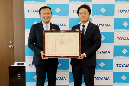 紺綬褒章を伝達し、寄附への感謝状を贈呈する藤井市長【2025年7月23日】