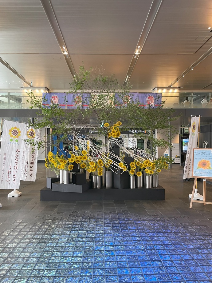 富山駅展示の様子