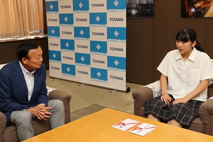 第11回女子ユースハンドボールアジア選手権 準優勝選手の表敬訪問を受ける藤井市長