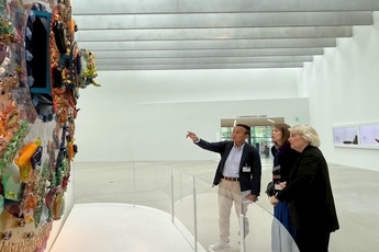 写真：キャロル・ワイト館長からの展示品の説明