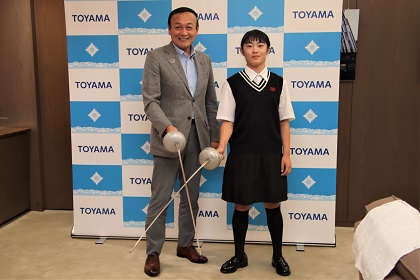 第11回全国小学生フェンシング選手権大会 優勝選手の表敬訪問を受ける藤井市長