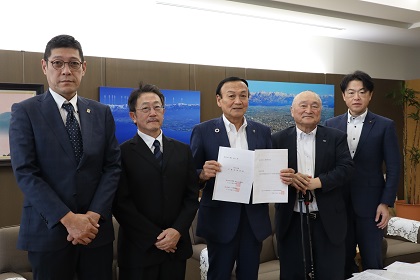 幼児教育・保育関係及び放課後児童クラブ事業に関する予算要望書を受け取る藤井市長