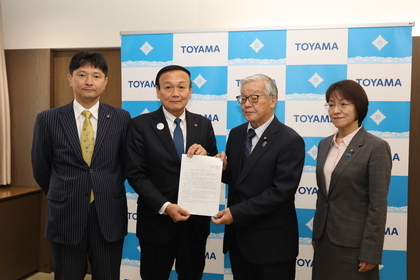 富山市議会自由民主党から要望書を受け取る藤井市長