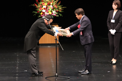 名誉市民推戴式にて、森前富山市長に名誉市民の称号を贈呈する藤井市長。