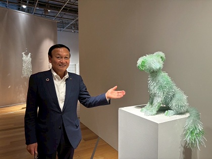 写真：「LIVES」にて　マルタ・クロノフスカ《庭園の犬（トマス・イエペスによる）》2014年