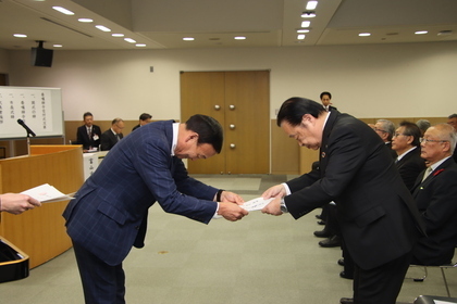 富山市民生委員・児童委員及び主任児童委員に委嘱辞令を渡す藤井市長