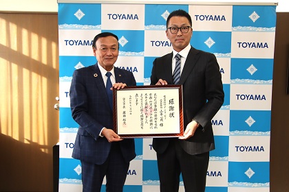 株式会社ワイ・エス・ビーからの寄付を受け感謝状を贈呈する藤井市長