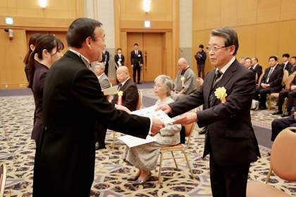 富山市表彰式において表彰状を贈呈する藤井市長【2025年11月5日】