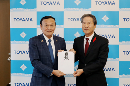 富山市老人クラブ連合会から災害義援金を受領する藤井市長【2025年11月4日】