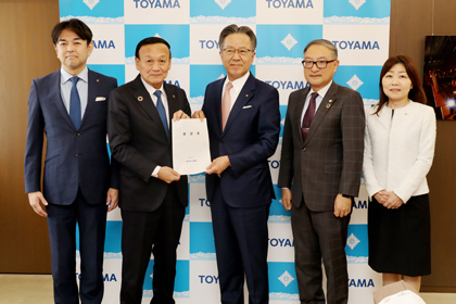 富山商工会議所から要望書を受け取る藤井市長【2025年11月6日】
