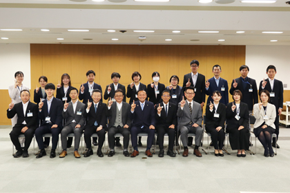 まちづくり政策提案研修を終えた研修生と藤井市長【2025年11月20日】