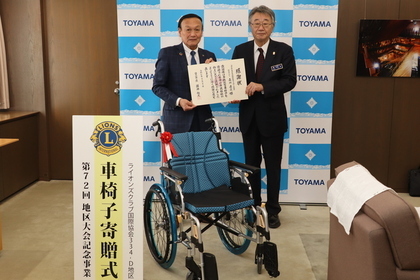 ライオンズクラブ国際協会334-D地区からの寄附を受け感謝状を贈呈する藤井市長